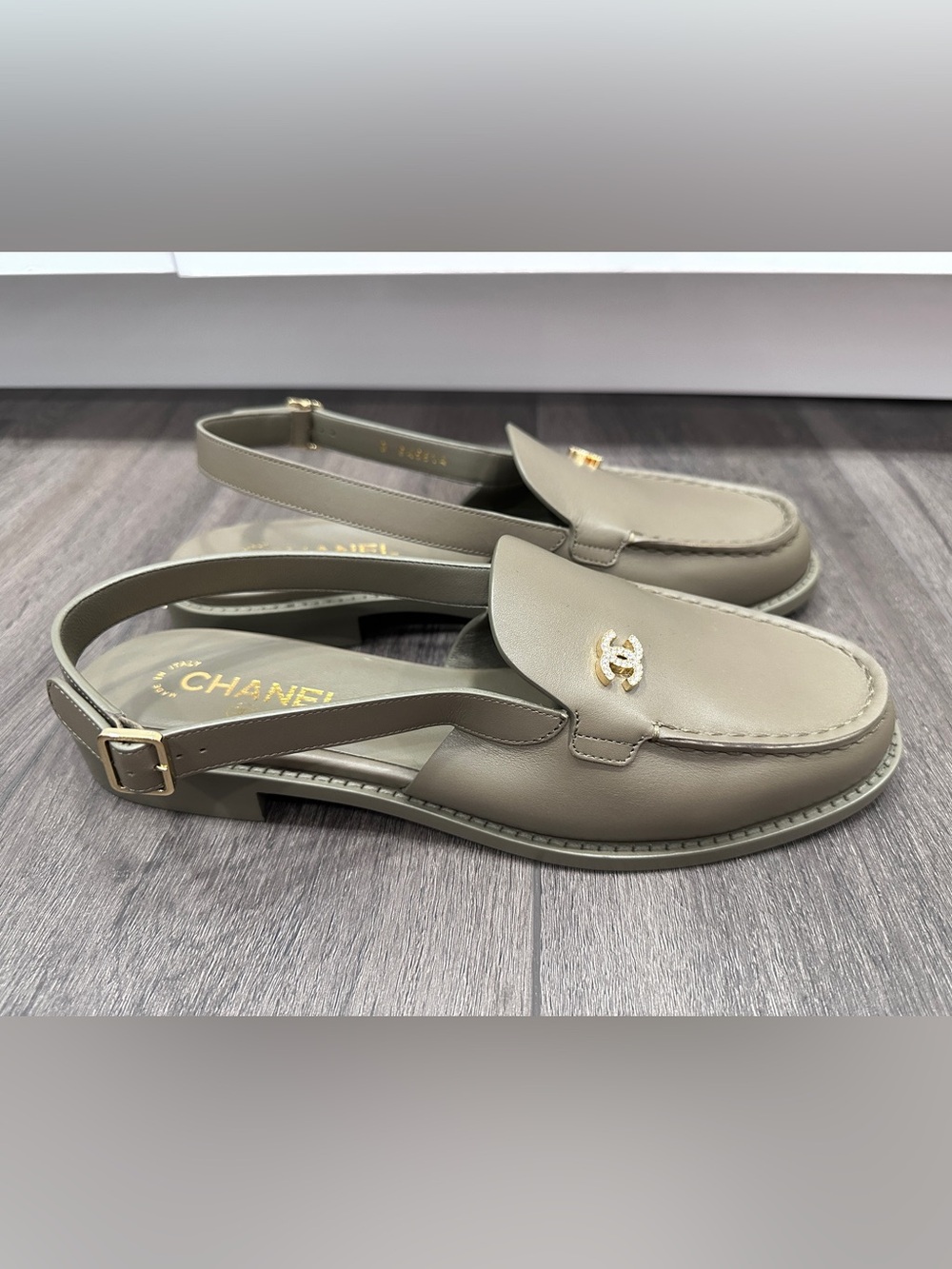 2026 CHANEL KHAKI OLIVE GREEN LEATHER LOAFER SLINGBACK SHOES GOLD STRASS CC 40.5 - Picture 6 of 16